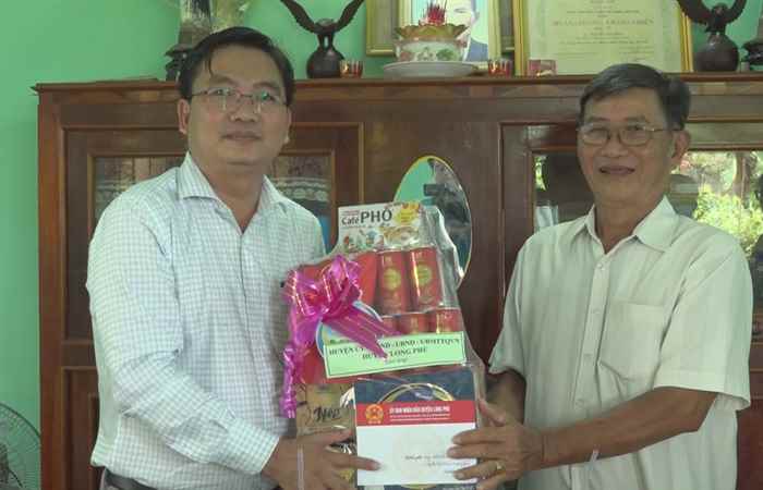 Huyện Long Phú thăm, tặng quà gia đình chính sách